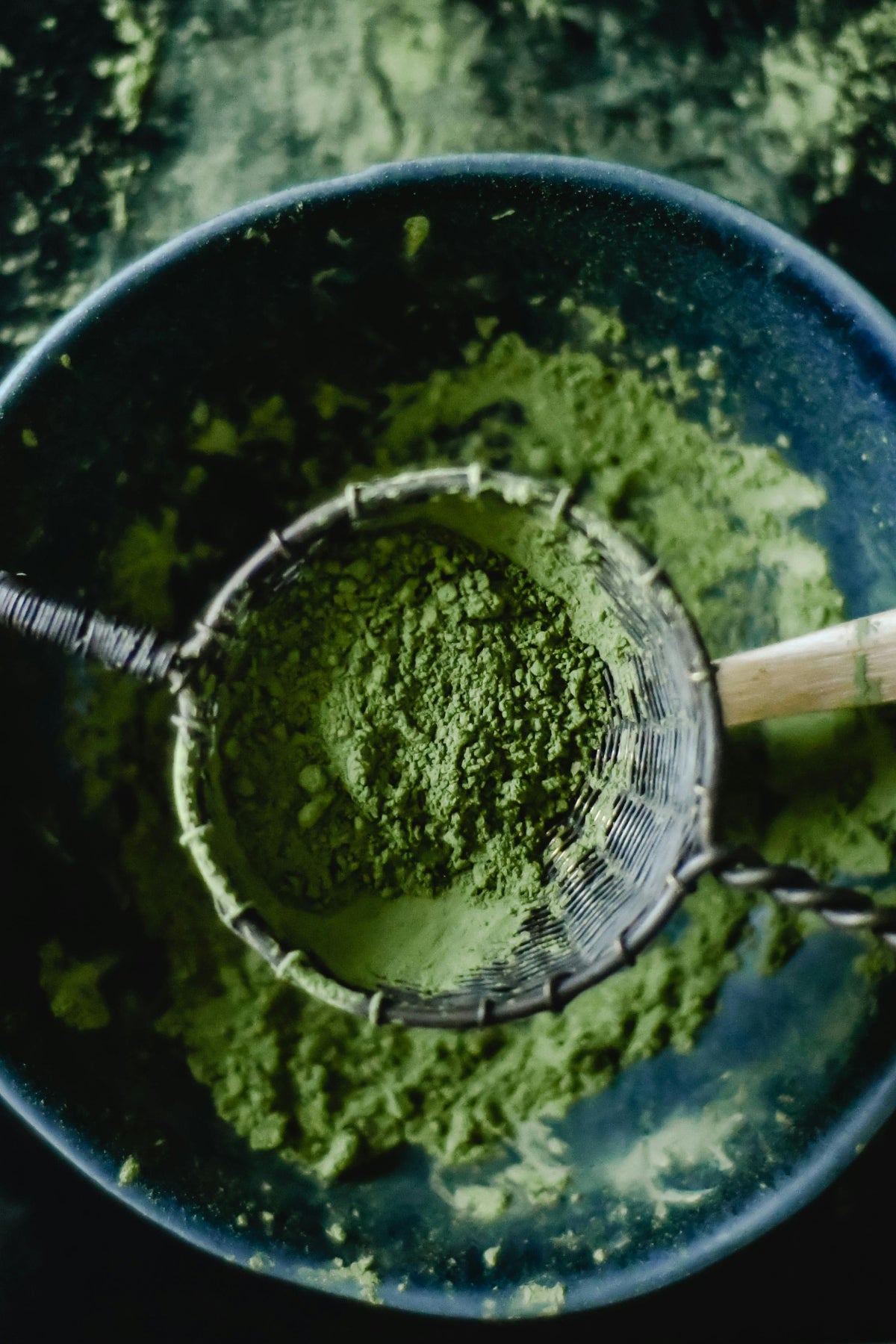 Matcha Pulver wird gsiebt